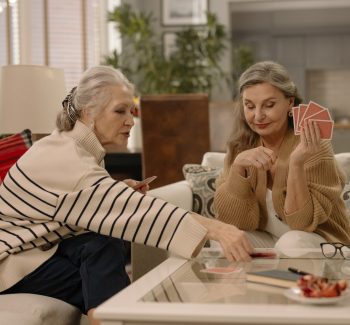 mujeres mayores hacen juego de cartas